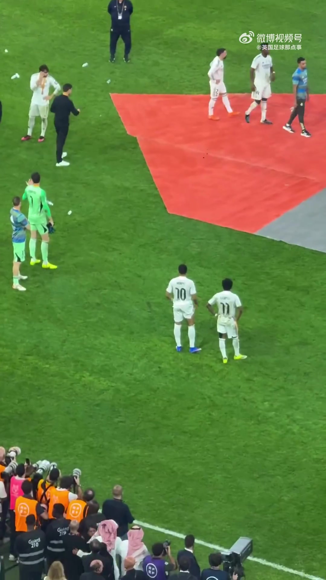 华体会入口-球迷翻出西超杯赛后片段：我从未见过教练的权威如此之低